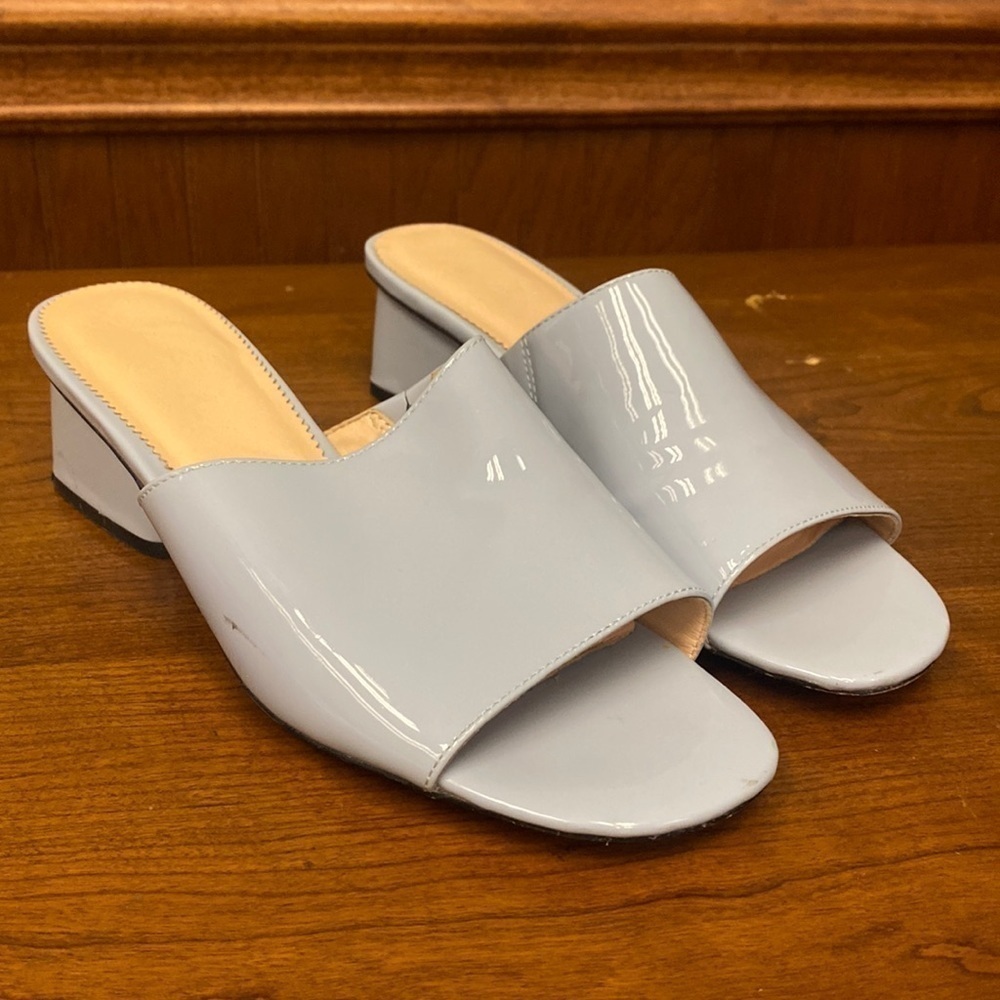 J Crew 1997 mules in patent leather
Item BP312